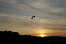 Fallschirmspringer in den Himmel / ***