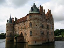 Burg auf dem Wasser. / ***