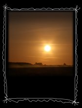 Das Bild auf der staubigen Strecke bei Sonnenuntergang. / ..............