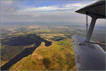 Unter der Tragfläche eines Flugzeugs ... / ***