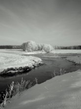 Frost und die Sonne über dem Fluss / .....