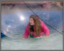Ein Mädchen in einem Ball / ***
