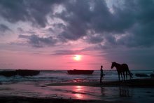 Das Mädchen mit dem Pferd bei Sonnenuntergang / boom imo