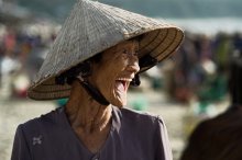 Frau auf dem Markt / boom imo