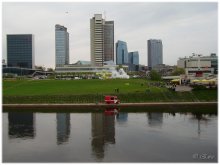 Hochhäuser in Vilnius und Rauchbomben. / ***