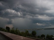 Angesichts der Wolgograder Brücke während eines Sturms / ***