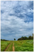 Auf der Straße mit Wolken / ***