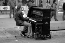 Mobile Pianist. / ***