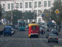 rote Straßenbahn auf der Straße rot / ***