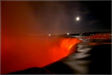 Niagara Falls in ein rotes Glühen / ***