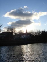 Sonne über der weißen Kirche / ***