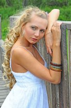 Blondine am Zaun / ***