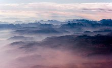 Unter der Tragfläche eines Flugzeugs / ***