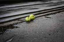 Äpfel auf dem Asphalt / ***