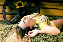 Mit einem Lächeln auf dem Heu / ***