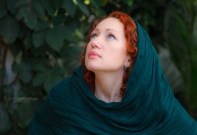 Porträt von Svetlana mit Kopftuch / MARY MAGDALENE:
Try not to get worried, try not to turn on to
Problems that upset you, oh.
Don't you know
Everything's alright, yes, everything's fine.
And we want you to sleep well tonight.
Let the world turn without you tonight.
If we try, we'll get by, so forget all about us tonight
APOSTLES' WIVES:
Everythings alright, yes, everything's alright, yes.
MARY MAGDALENE:
Sleep and I shall soothe you, calm you, and anoint you...
Myrrh for your hot forehead, oh.
Then you'll feel
Everything's alright, yes, everything's fine.
And it's cool, and the ointment's sweet
For the fire in your head and feet.
Close your eyes, close your eyes
And relax, think of nothing tonight.
