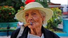 ... Großmutter raucht ... / ***
