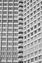 Hinter der Wand aus Glas und Beton / .....