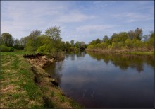 Am Ufer des Flusses ist sehr ruhig ... / _________