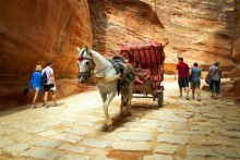 ... Und die Touristen zu Fuß gehen / Jordan. Petra.