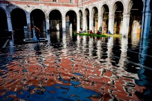 Square in der Nähe der Rialto-Brücke. (Überschwemmungen in Venedig) / ***
