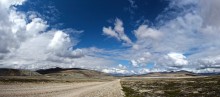 On the road mit Wolken / ***