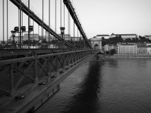 Kettenbrücke. / ***