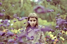 Ein Mädchen in einem Blumengarten. / girl in a flower garden