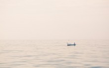 Über ein kleines Fischerboot auf dem Meer von Pastell / ***