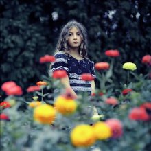 Ein Mädchen in einem Blumengarten. # 2 / girl in a flower garden