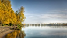 Goldener Herbst auf dem Fluss. / ***