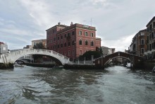 Venezianischen Straße / ***