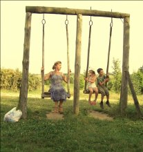 Sommer, Schaukel, Kinder und Frau / ***
