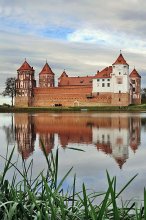 Mir Castle in dem Fall. / ***