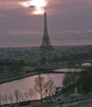 Eiffelturm mit einem Riesenrad / *****