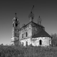 Schiefen Kreuze, Kirche Porusch, aber der Glaube lebendig. / ...