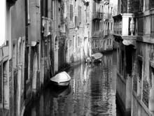 Canals, Boote und abblätternden Wänden. / ***
