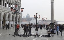 Blick auf die Böschung auf die Piazza San Marco. / ***