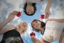 Für Freundschaft ... für den blauen Himmel über ihren Köpfen. / ***