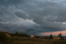 Oberhalb des Dorfes stirnrunzelnd Wolken gehen ... / ***