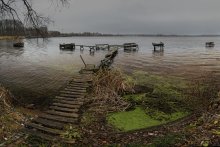 Über einem trüben Tag und bleiernen Himmel / ***