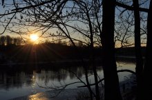 Sonnenuntergang über dem Fluss / .......