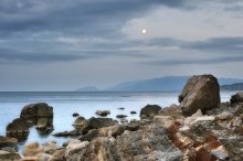 Morgen am Strand mit dem Mond. / ***