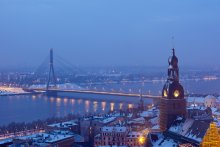 Riga. Blick auf die Altstadt und die Seilbrücke / ***