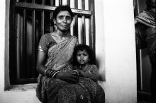 Porträt der indischen Frau mit einem Kind / ***