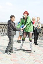 Frau auf einem Skateboard / ***
