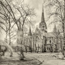 Kirche und Tauben. Frühling / ***