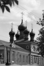 Der Glockenturm und die Heilig-Kreuz-Kirche in St. Nikolaus Edinoverie Kloster in Moskau. / ***