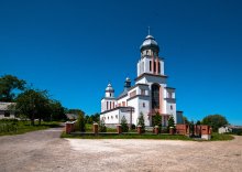 Kirche im Dorf. Krynytsya, Lviv Region. / ***