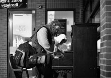 ...this is street piano ,any one who knows or don't can play here ) / ***